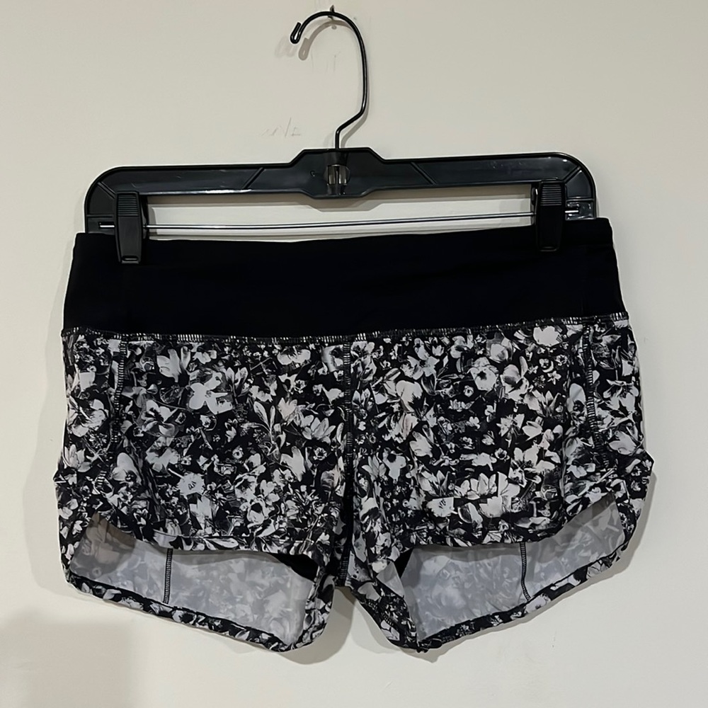 Lululemon blk/white floral pattern Speed short sz 6